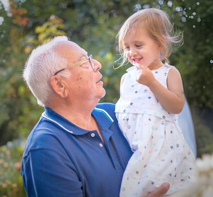 Пожилой мужчина с внучкой выбирают полезные безлактозные продукты